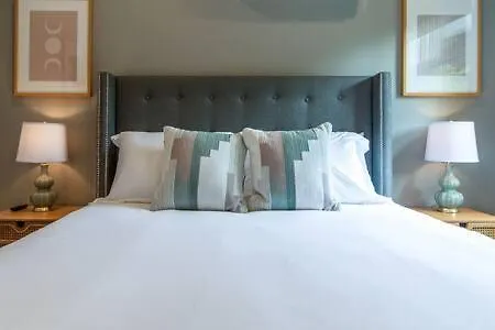 Holiday home The Cleveland - Chic & Cozy Haven With Garage Villa Nashville