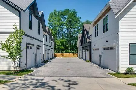 Holiday home The Cleveland - Chic & Cozy Haven With Garage Villa Nashville