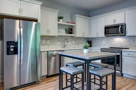 Holiday home The Cleveland - Chic & Cozy Haven With Garage Villa Nashville